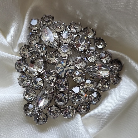 Vintage Heart Brooch With Rhinestone Accents Vintage Heart Rhinestone Brooch – Mid-Century Sparkle with a Story 💎